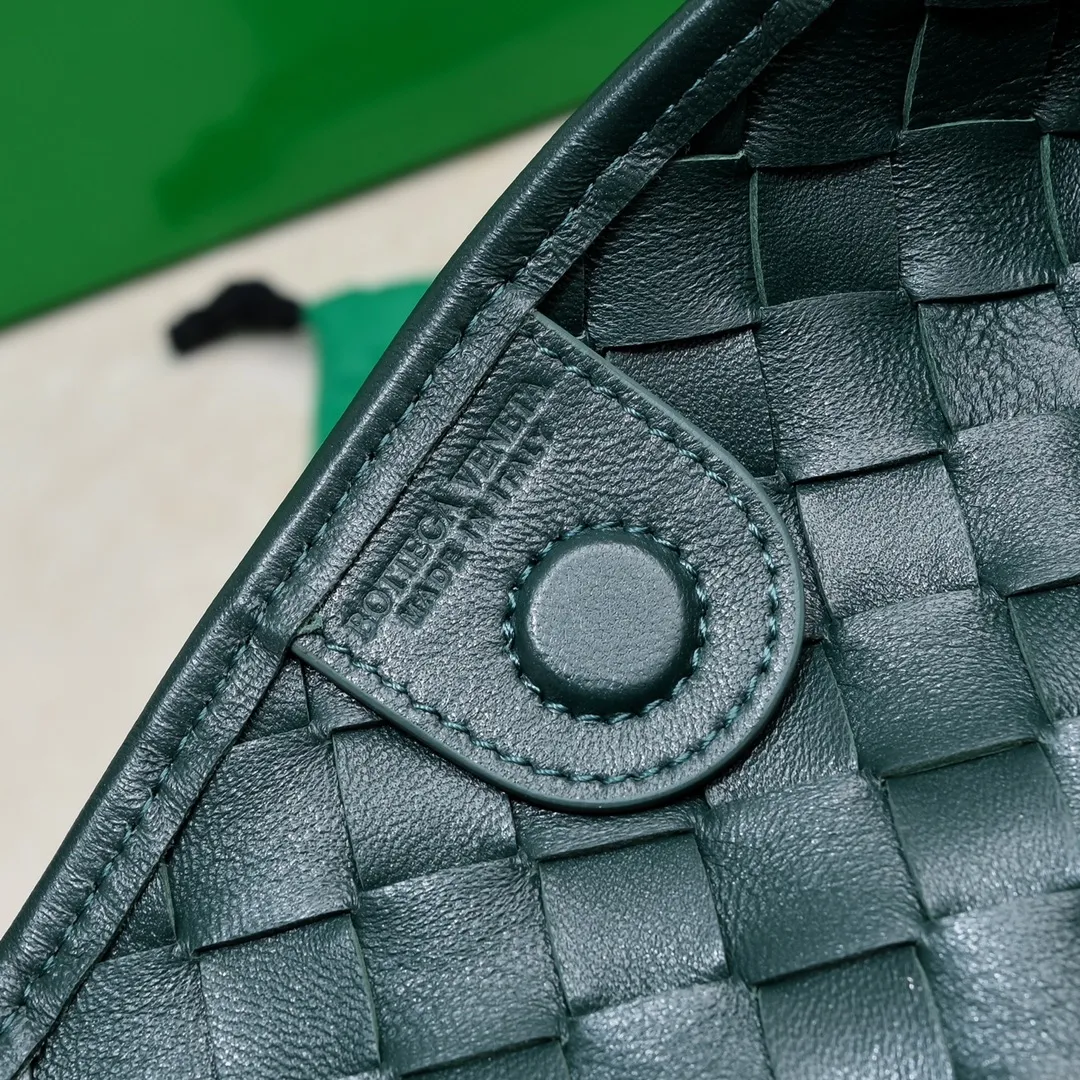 Original leather, batch 2060, the old-money style BV Sardine large size has been shipped🔥 Nowadays, many fashionable, rich and tasteful Jimei people are carrying the same bag invariably. It’s Bottega Veneta Sardine! Because this BV Sardine bag is so beautiful and high-end! The arc-shaped intrecciato woven bag body, paired with metal sardine handles, looks like a work of art, allowing people to ponder and appreciate it. Currently Sardine has launched three sizes for everyone to choose from. This is the largest size🉑️hand-held🉑️armpit🉑️single shoulder🉑️crossbody. It is a very high-quality and relatively niche treasure model. It will be very special when you carry it when you go out. It allows you to have the freedom of carrying a bag. Sisters go crazy. Style number: 7468-1# Size: 39*31*12cm